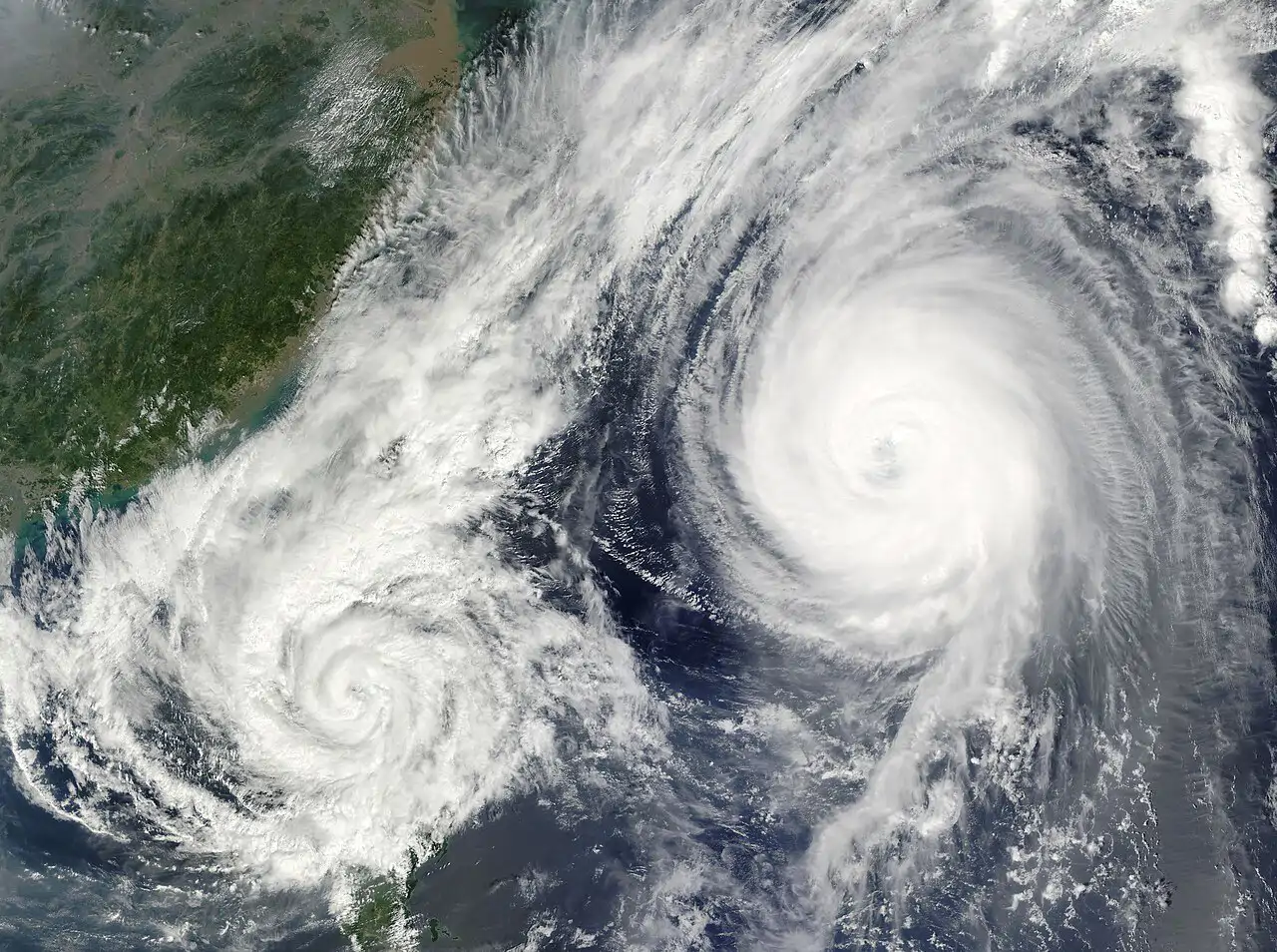 fujiwhara-effect_1b40777a_250321134449_1280x954