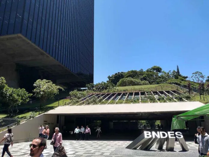 El-poder-de-una-senal-como-un-banco-publico-de-Sudamerica-lidera-el-financiamiento-para-energia-renovable-en-el-mundo-696x522