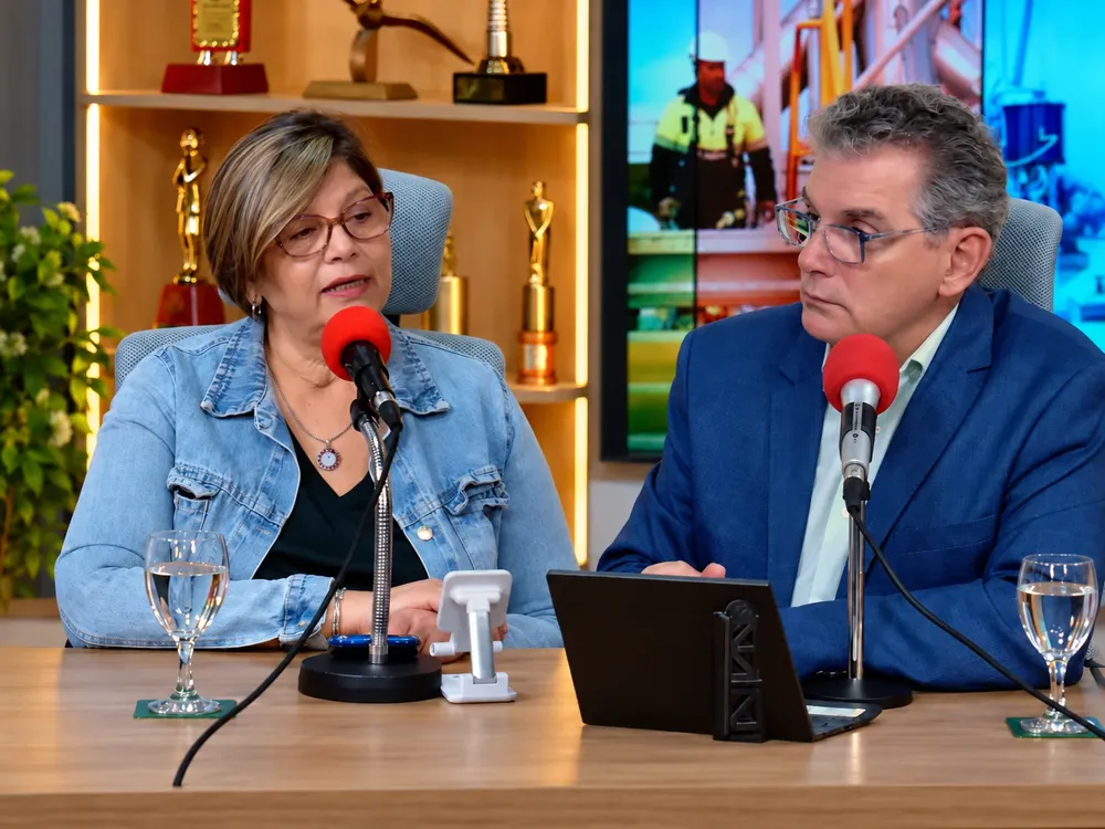 Entrevista profesional en estudio de radio