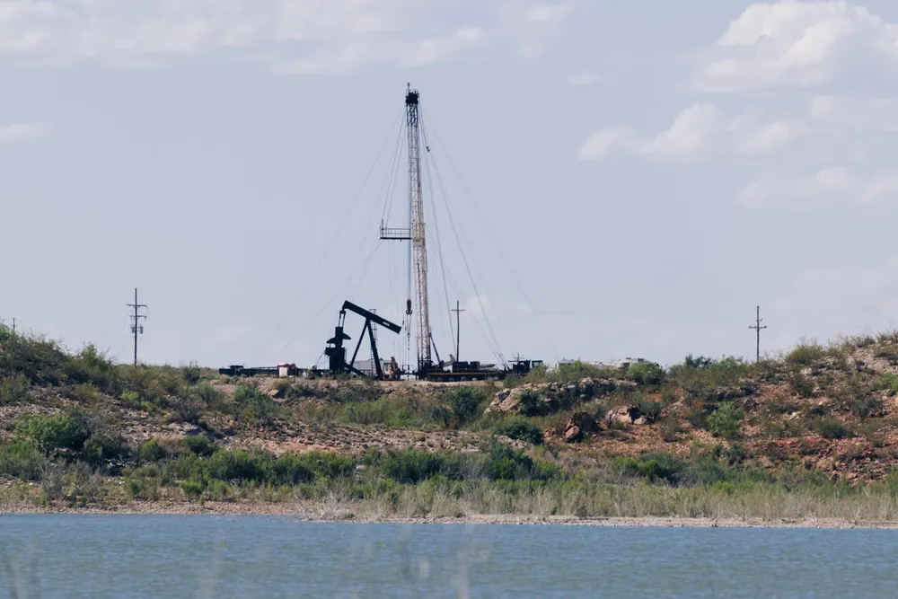 Una vista de un pozo petrolero adyacente al embalse de Red Bluff en el condado de Reeves Texas