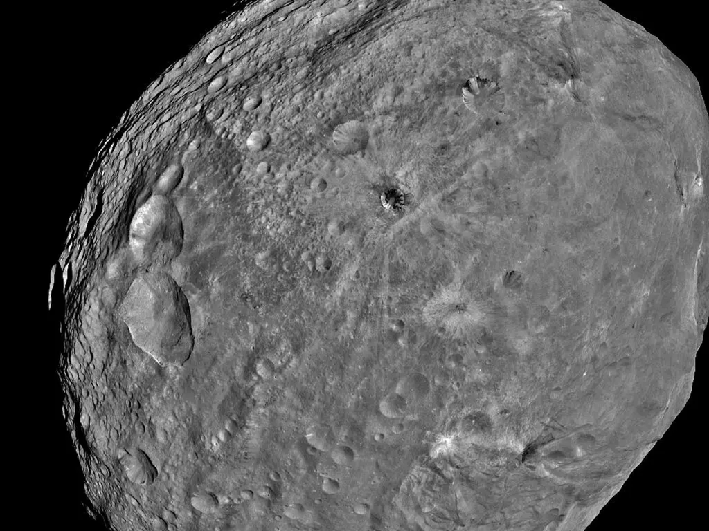 investigaciones-de-la-nasa-revelan-secretos-ocultos-sobre-el-interior-de-la-luna-vesta-sistema-solar-1747534123348_1024