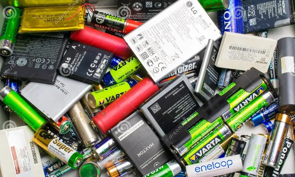 baterías-de-teléfono-móvil-apilado-reciclaje-recuperación-cobre-oro-litio